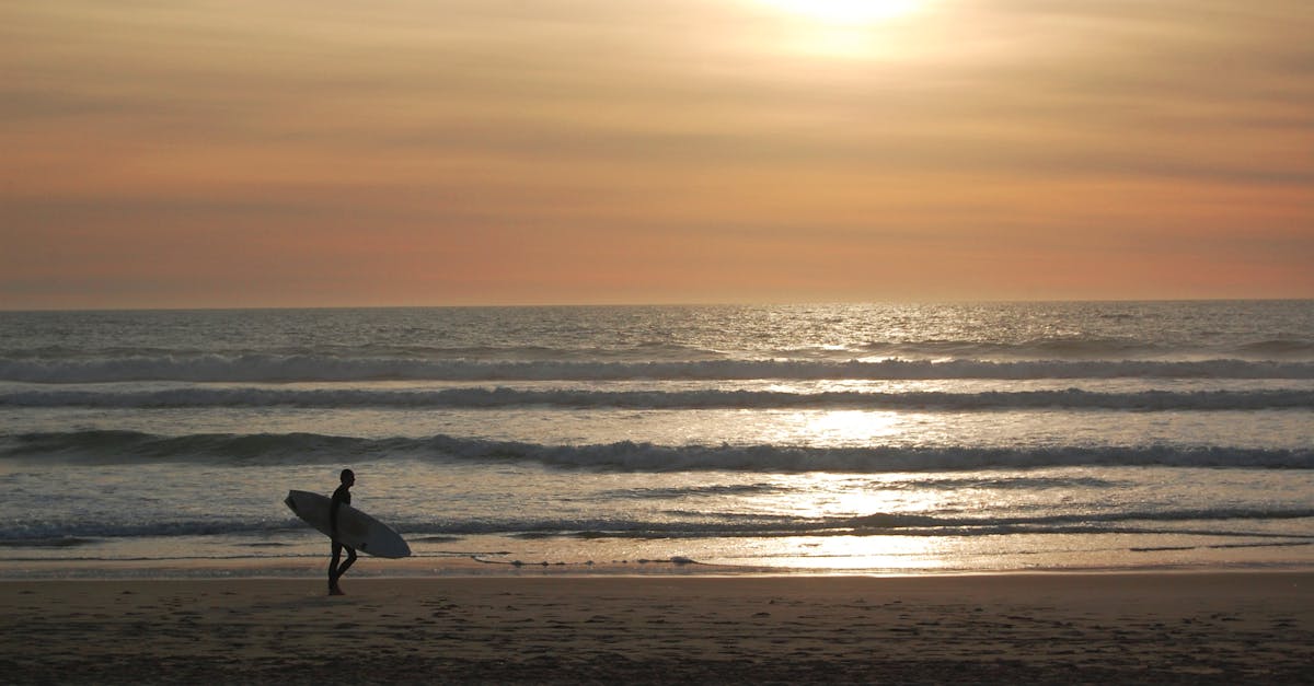 découvrez mimizan, une destination balnéaire de charme sur la côte atlantique, offrant des plages de sable fin, des activités nautiques et un cadre naturel préservé. explorez la beauté de cette commune des landes, idéale pour des vacances en famille ou entre amis.